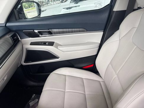 Certified 2024 Kia Telluride EX w/ EX Captain's Chair Package FWD image 9