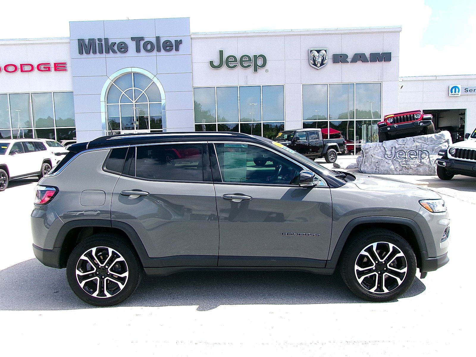 Used 2022 Jeep Compass Limited w/ Sun and Sound Group AWD/4WD image 5
