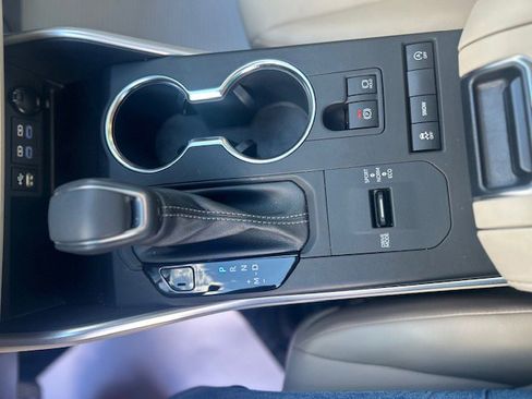 Used 2022 Toyota Highlander XLE image 16