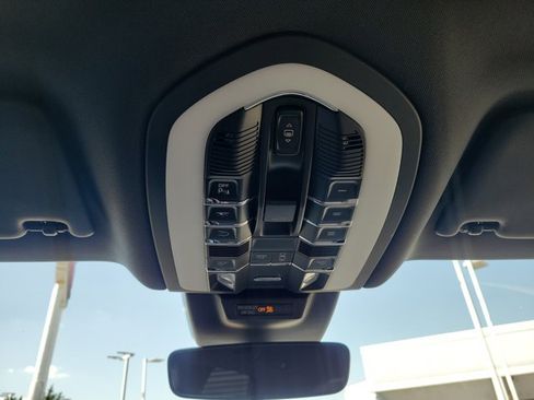 Certified 2025 Porsche Macan AWD/4WD image 35