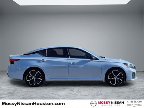 Used 2024 Nissan Altima 2.5 SR w/ SR Premium Package image 8