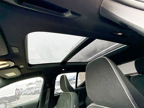 Used 2023 Volvo XC40 Recharge Plus image 24