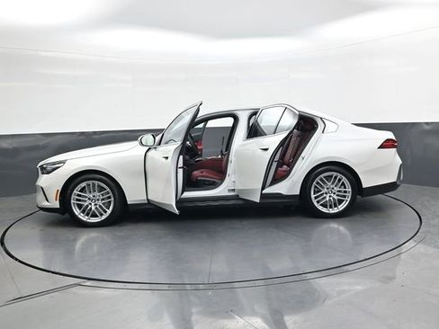 Used 2025 BMW 530i xDrive w/ Premium Package image 34