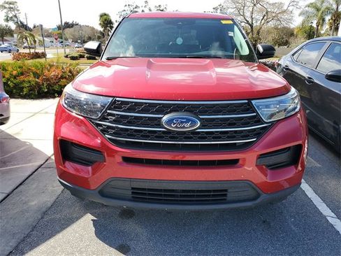 Used 2022 Ford Explorer XLT image 2