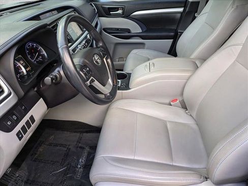 Used 2018 Toyota Highlander XLE image 16