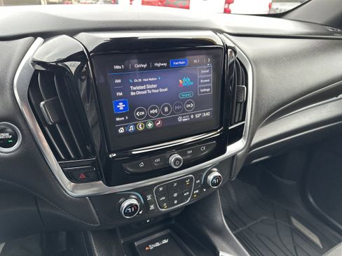 Used 2023 Chevrolet Traverse LT image 13
