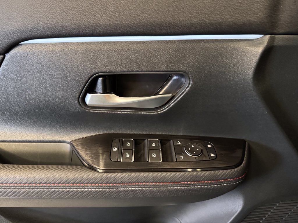 Used 2025 Nissan Kicks SR AWD/4WD image 19