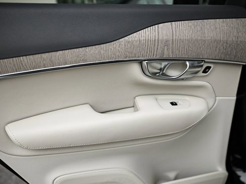 Used 2023 Volvo XC90 B5 Plus w/ Protection Package image 24