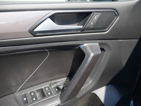 Used 2023 Volkswagen Tiguan SE w/ Panoramic Sunroof Package AWD/4WD image 18