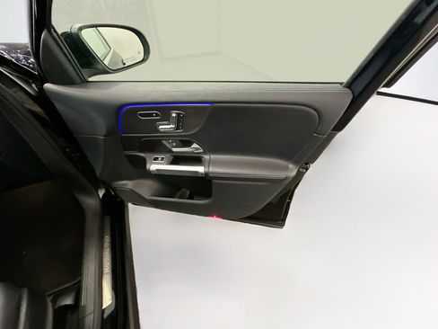 Used 2022 Mercedes-Benz GLB 250 4MATIC w/ Premium Package Lite image 35