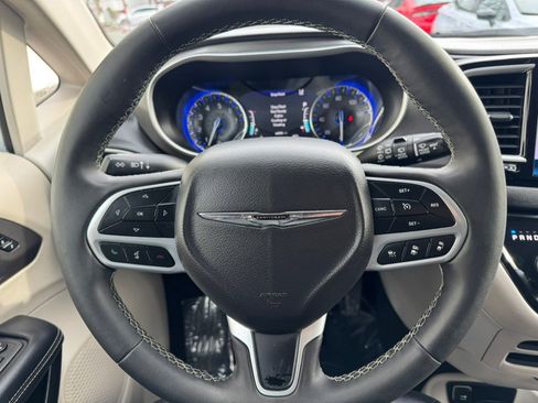 Used 2024 Chrysler Pacifica Touring-L image 16