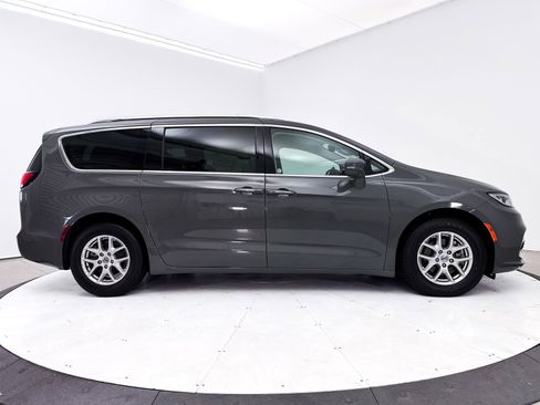 Used 2021 Chrysler Pacifica Touring-L FWD image 38