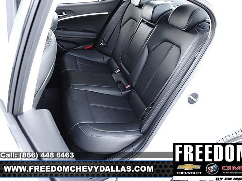 Used 2025 Genesis G70 2.5T image 10