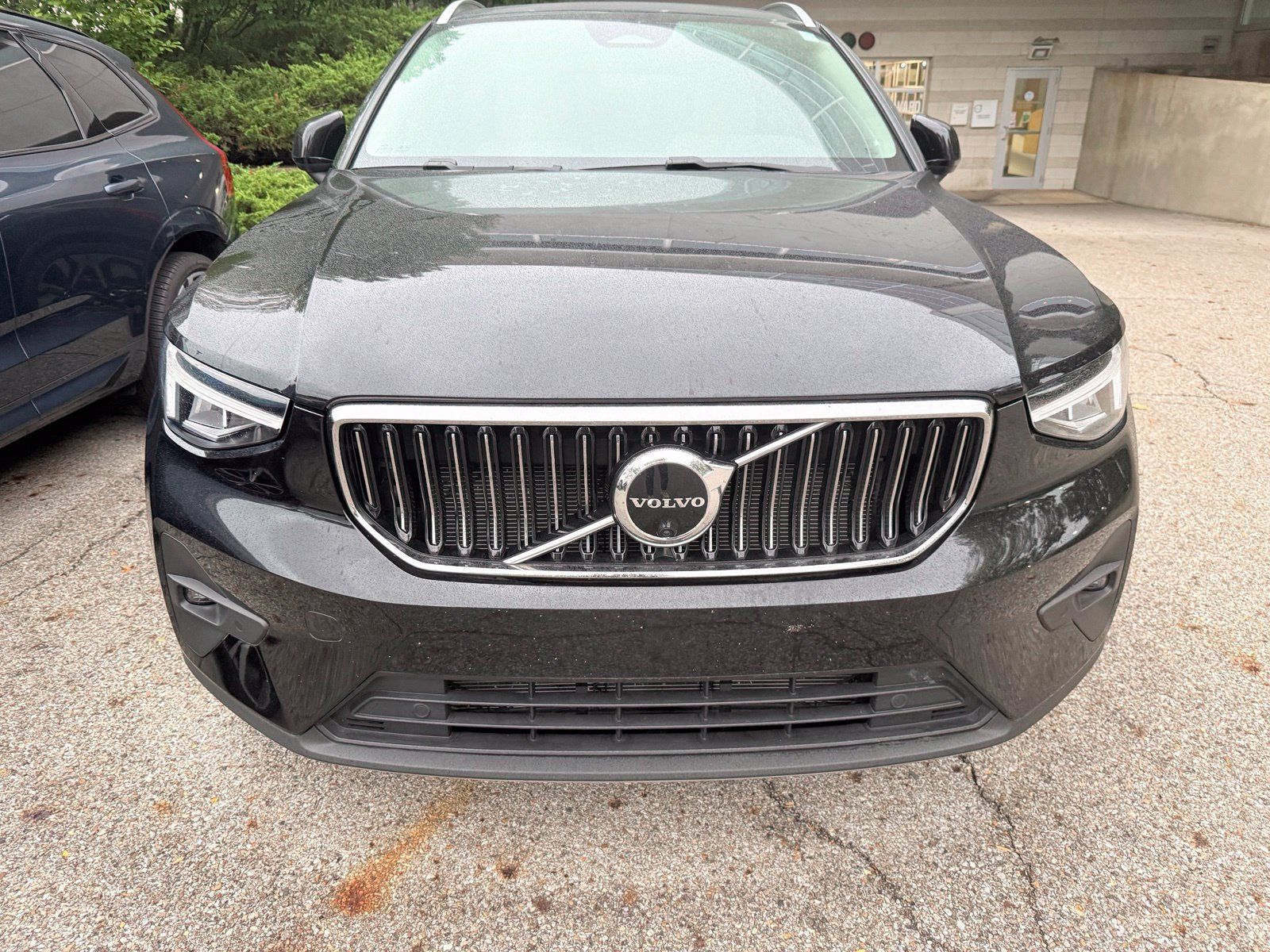 Used 2023 Volvo XC40 B5 Plus w/ Driver Assist Package AWD/4WD image 2