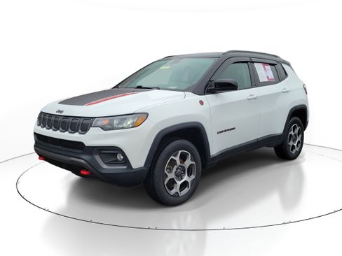 Used 2022 Jeep Compass Trailhawk w/ Trailhawk Convenience Group AWD/4WD image 2
