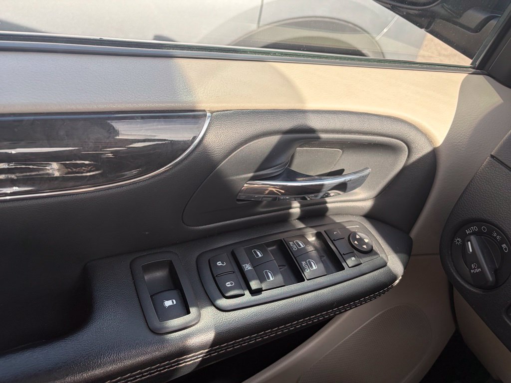 Used 2016 Chrysler Town & Country Touring-L w/ Driver Convenience Group FWD image 16