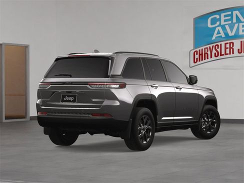 Used 2025 Jeep Grand Cherokee Altitude image 4