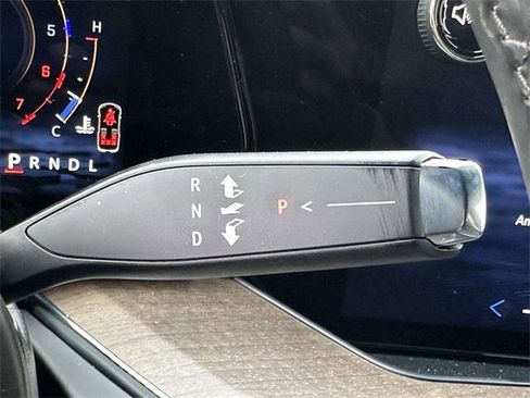 Used 2025 Chevrolet Suburban High Country image 32