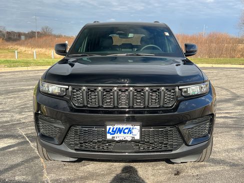 Used 2024 Jeep Grand Cherokee Altitude image 8