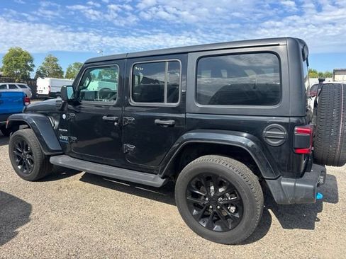 Used 2023 Jeep Wrangler Unlimited Sahara w/ Cold Weather Group AWD/4WD image 8