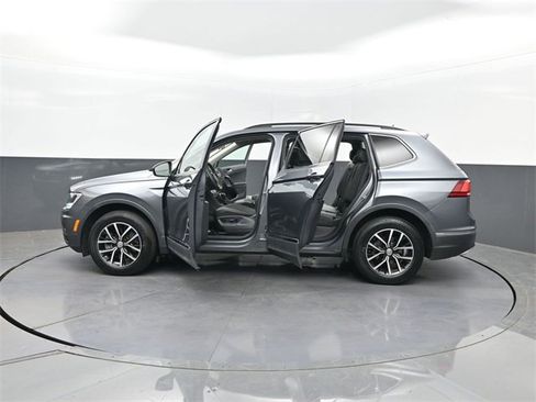 Used 2021 Volkswagen Tiguan SE image 34