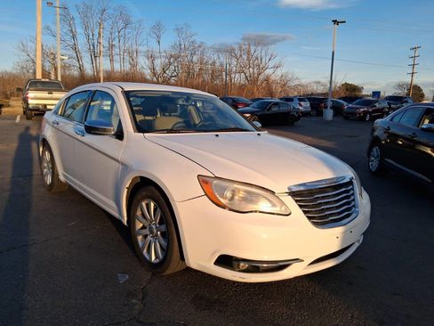 Used 2013 Chrysler 200 Limited image 2