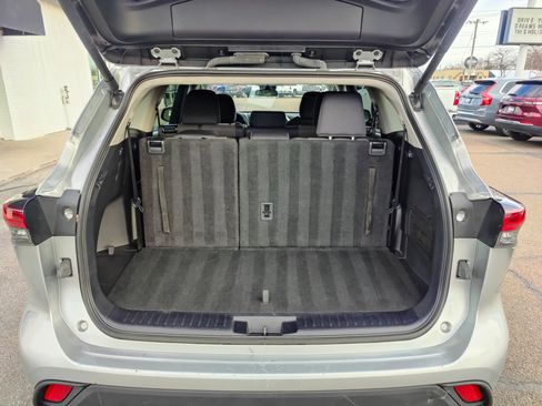 Used 2024 Toyota Highlander LE image 7