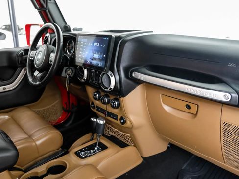 Used 2012 Jeep Wrangler Unlimited Sahara w/ Connectivity Group image 12