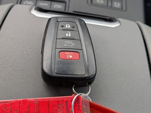 Used 2020 Toyota Highlander XLE AWD/4WD image 39