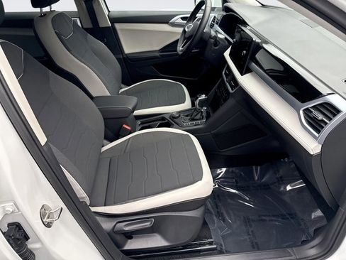 Used 2025 Volkswagen Taos SE image 16