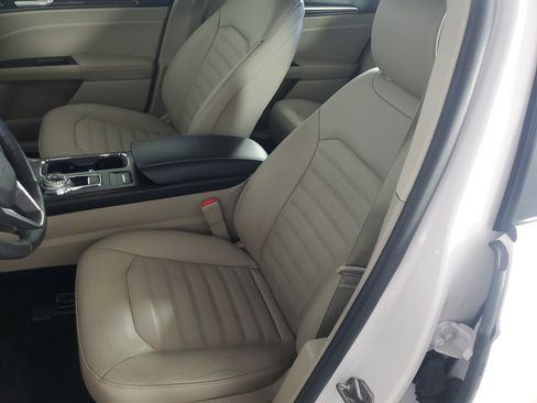 Used 2017 Ford Fusion SE w/ Fusion SE Technology Package image 12