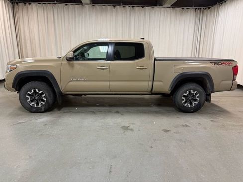 Used 2016 Toyota Tacoma TRD Off-Road w/ Premium & Technology Package image 13