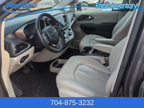 Used 2017 Chrysler Pacifica Touring-L w/ Tire & Wheel Group image 12