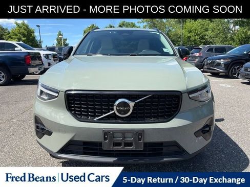 Used 2023 Volvo XC40 B5 Plus w/ Driver Assist Package AWD/4WD image 2