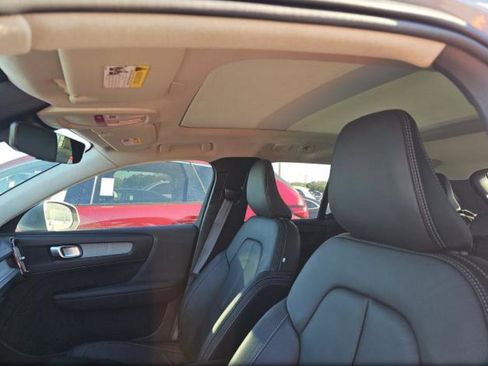 Used 2025 Volvo XC40 B5 Plus image 22