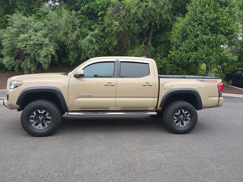 Used 2016 Toyota Tacoma TRD Off-Road AWD/4WD image 3