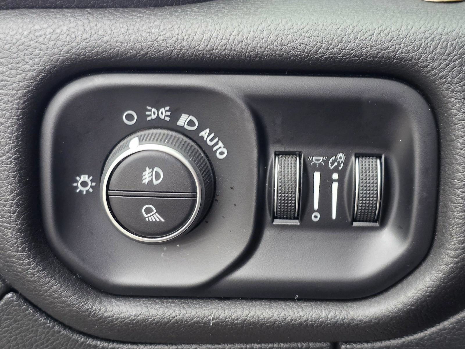 Used 2024 RAM 1500 Laramie AWD/4WD image 14