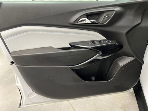 Used 2025 Chevrolet Trax LT w/ LT Convenience Package image 11