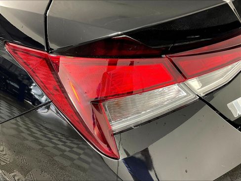 Used 2022 Hyundai Elantra SE FWD image 22