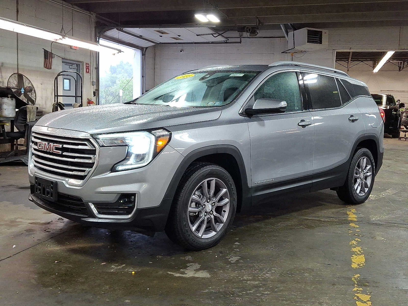 Used 2023 GMC Terrain SLT AWD/4WD image 3
