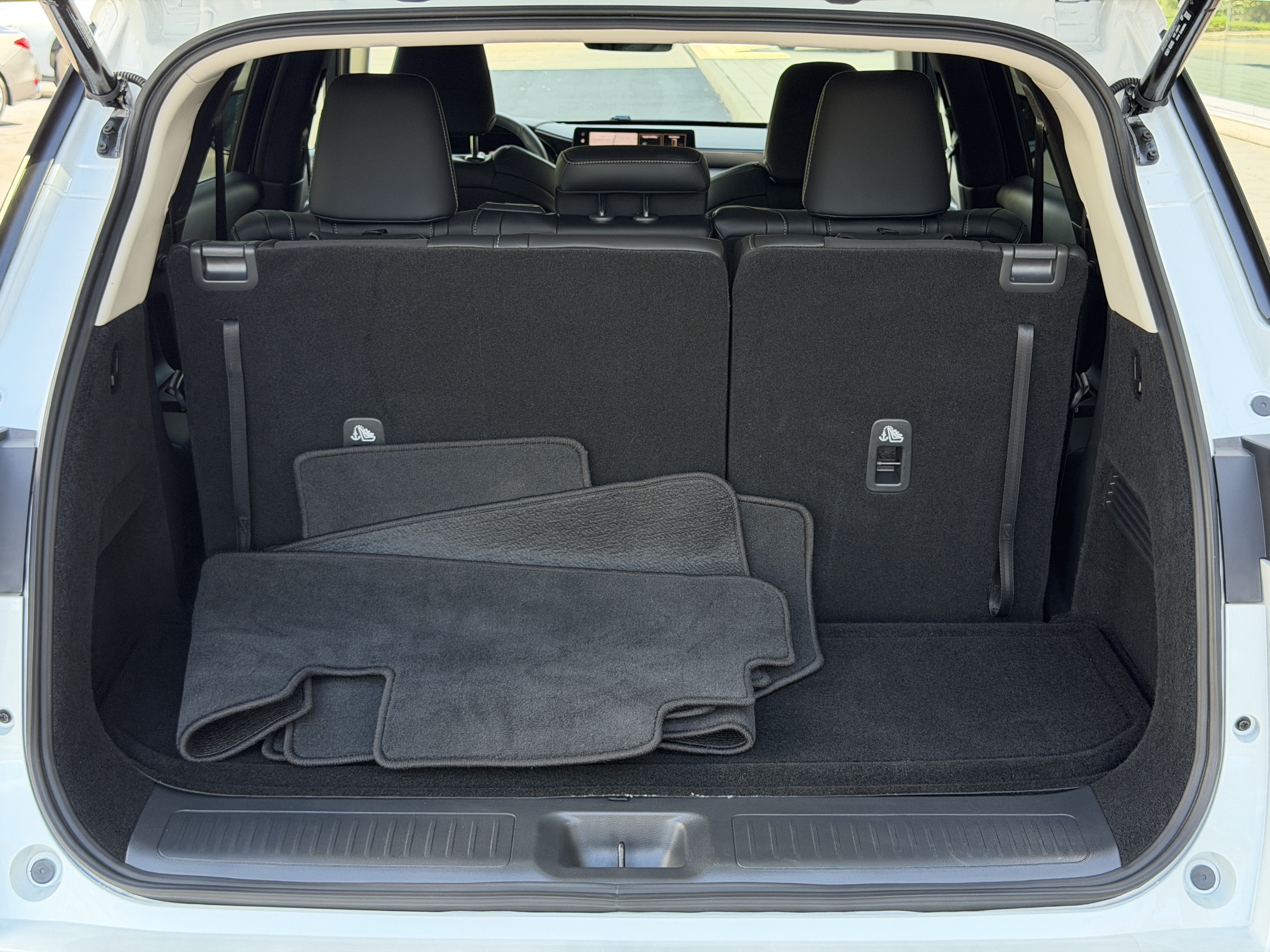Certified 2027 INFINITI QX60 Luxe w/ Cargo Package FWD image 11