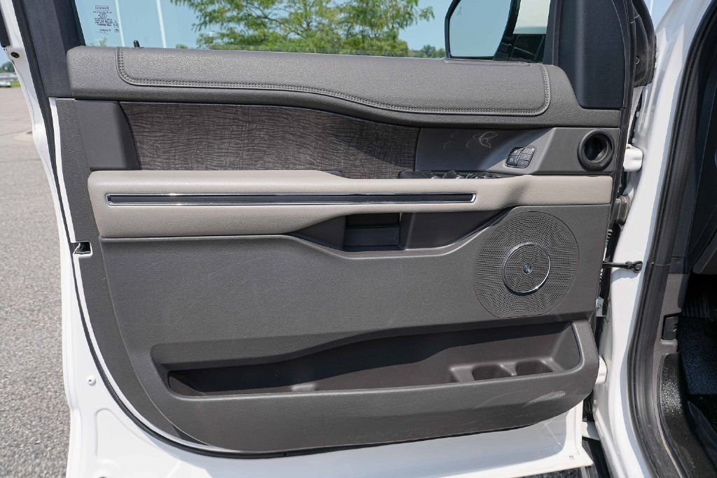 Used 2019 Ford Expedition Limited w/ Equipment Group 302A AWD/4WD image 27
