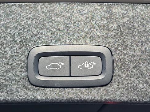 Used 2025 Volvo XC40 B5 Plus image 14