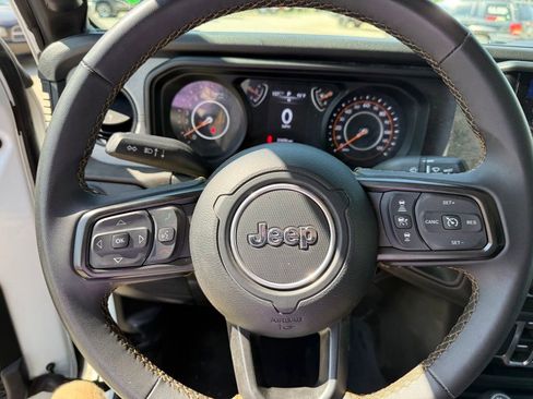 Used 2025 Jeep Gladiator Sport AWD/4WD image 13