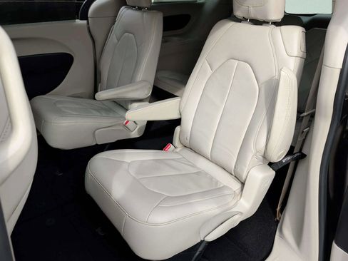 Used 2017 Chrysler Pacifica Touring-L image 31