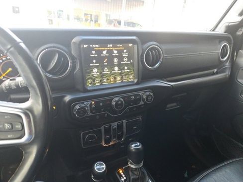 Used 2018 Jeep Wrangler Unlimited Sahara image 13