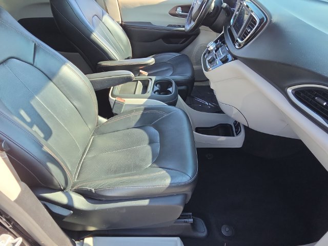 Used 2019 Chrysler Pacifica Touring-L FWD image 19