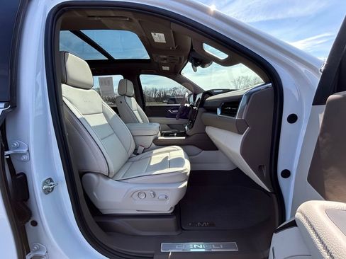 Used 2025 GMC Yukon Denali w/ Sun & Power Step Package image 24