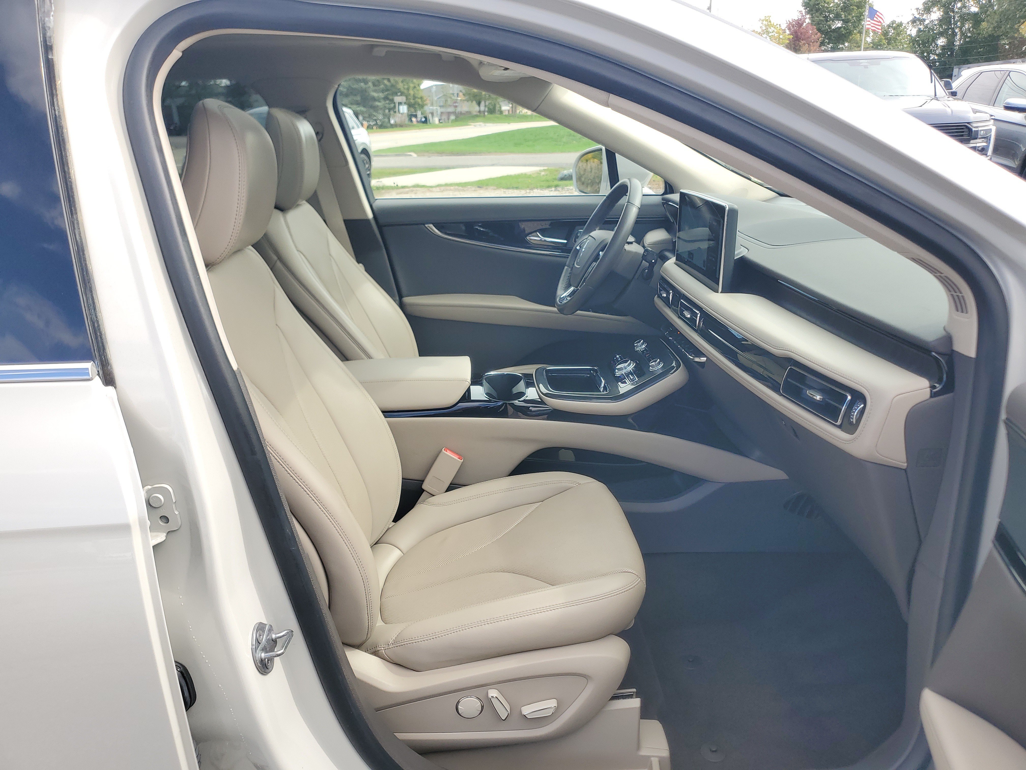 Used 2023 Lincoln Nautilus Reserve AWD/4WD image 9