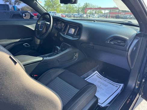 Used 2015 Dodge Challenger SXT RWD image 13